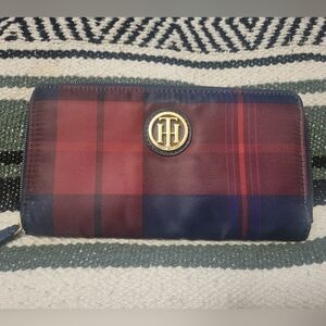 Tommy Hilfiger Womans Wallet Zipper Closure Blue Red Plaid Fashion Accessories